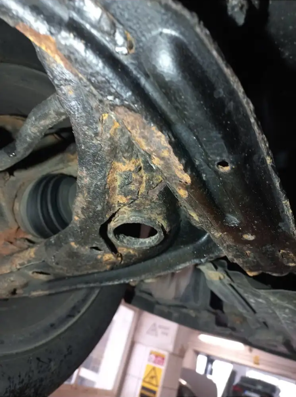 Rozsdás osztrák importautó alvázán - 2017-es jármű az alvázvédelem előtt